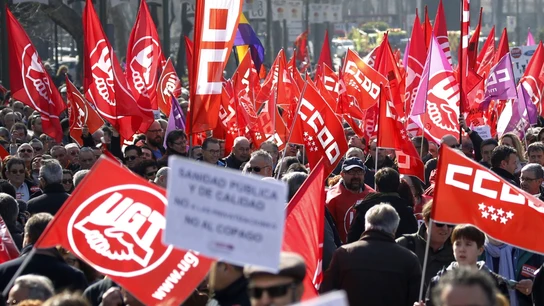 Fotografía de archivo de una manifestación convocada por CCOO y UGT Vista de los participantes en la manifestación convocada hoy por CCOO y UGT en Madrid