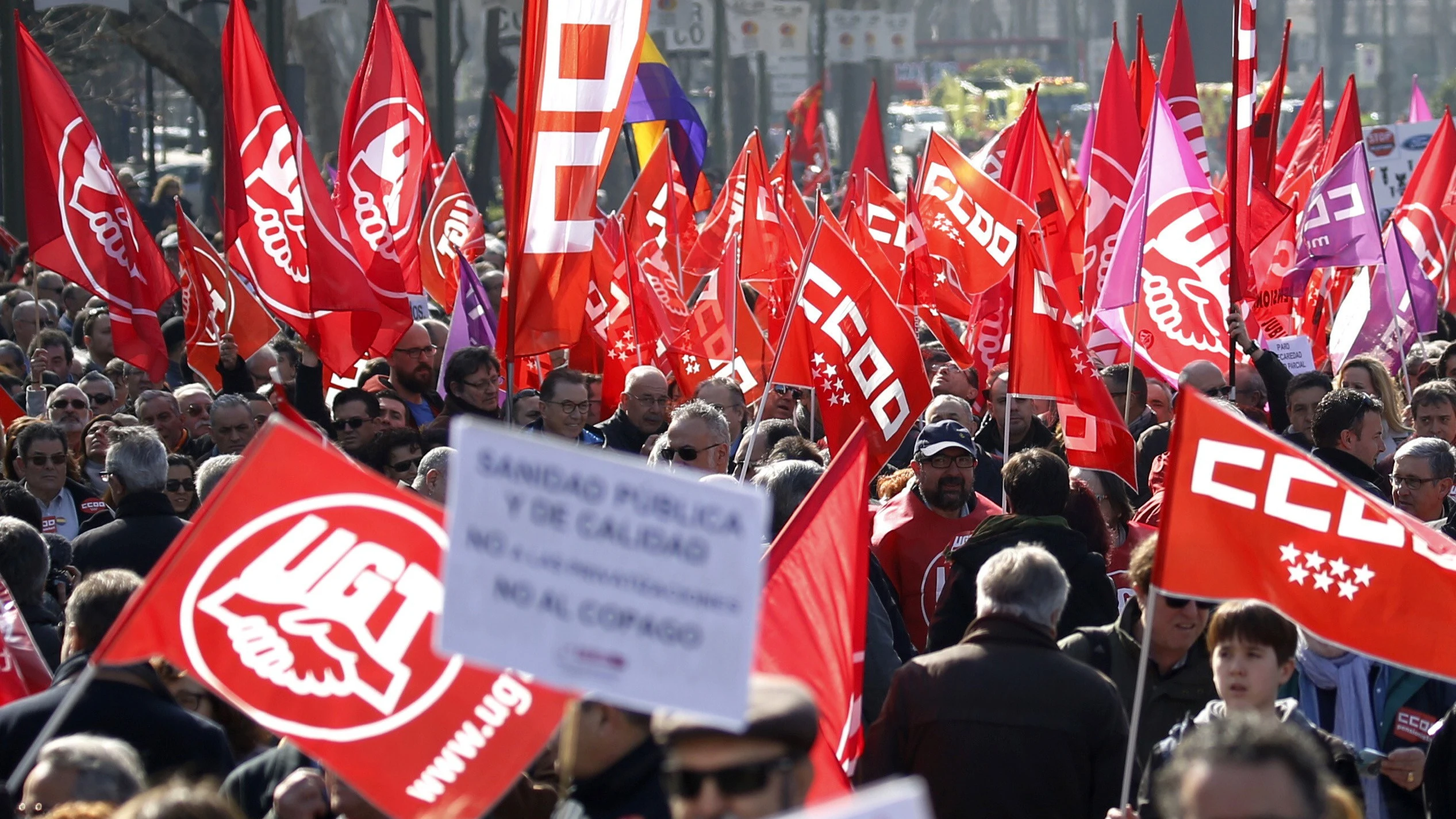 Vista de los participantes en la manifestación convocada hoy por CCOO y UGT en Madrid