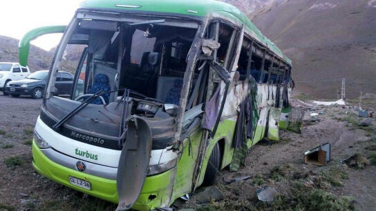 Fotograf&iacute;a cedida este s&aacute;bado por la Gendarmer&iacute;a Nacional de Argentina en la que se registr&oacute; un autob&uacute;s accidentado en una carretera de la provincia de Mendoza (oeste) y en el que al menos 19 personas murieron y varias resultaron heridas