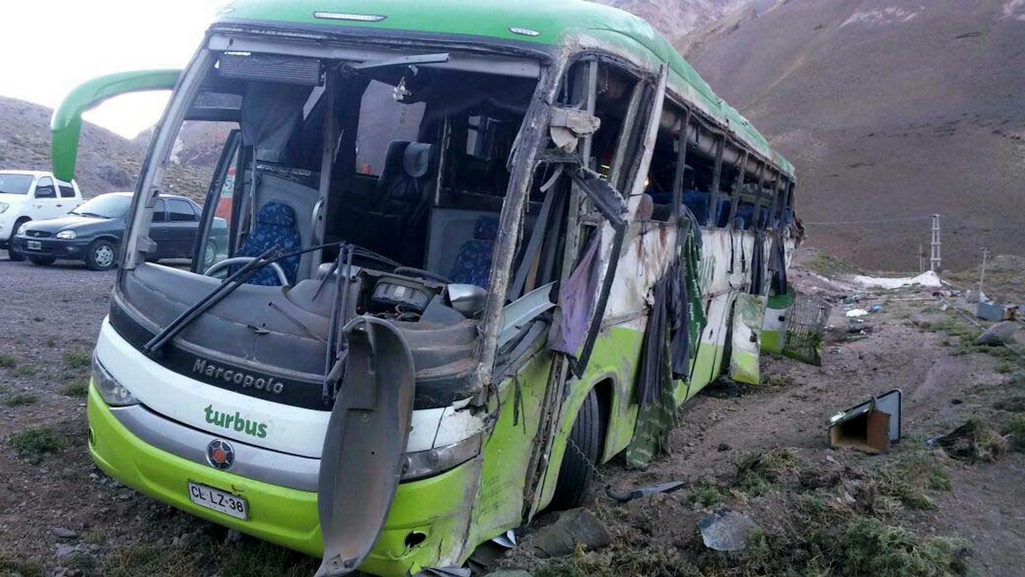 Fotografía cedida este sábado por la Gendarmería Nacional de Argentina en la que se registró un autobús accidentado en una carretera de la provincia de Mendoza (oeste) y en el que al menos 19 personas murieron y varias resultaron heridas