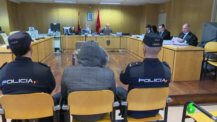 Frame 1.213874 de: juicio mujer cuneta