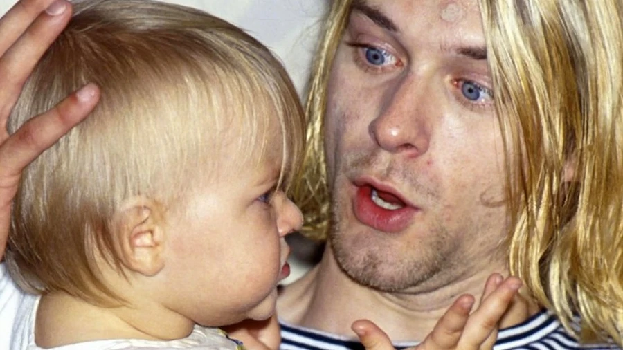 Kurt Cobain junto a su hija Frances Bean Cobain Kurt Cobain junto a su hija Frances Bean Cobain