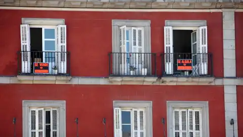 Una vivienda con el cartel de 'Se Vende' Una vivienda con el cartel de 'Se Vende'