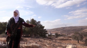 Una anciana palestina señala las tierras de su propiedad, sobre las que se asienta la colonia de Amoná 
