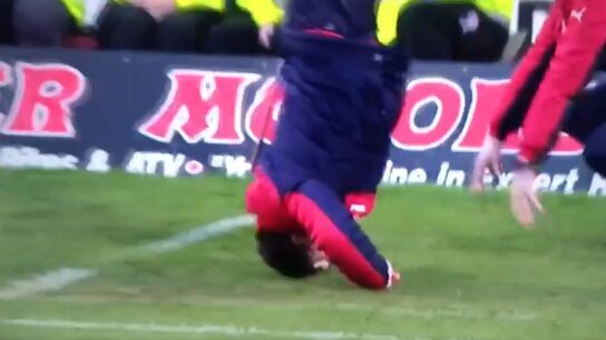 Graeme Murty, haciendo el pino