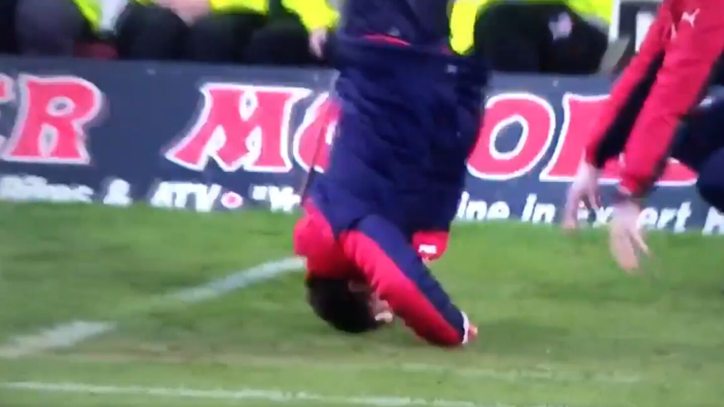 Graeme Murty, haciendo el pino