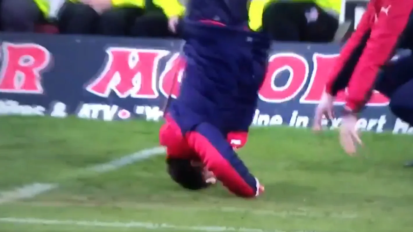 Graeme Murty, haciendo el pino Graeme Murty, haciendo el pino