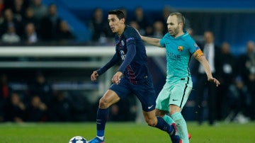 Di María mantiene el balón ante la presión de Iniesta