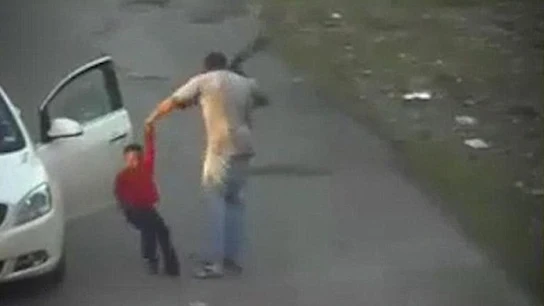 Brutal agresión de un hombre a un menor Brutal agresión de un hombre a un menor
