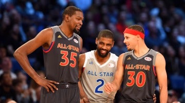 Kevin Durant y Stephen Curry dialogan con Kyrie Irving