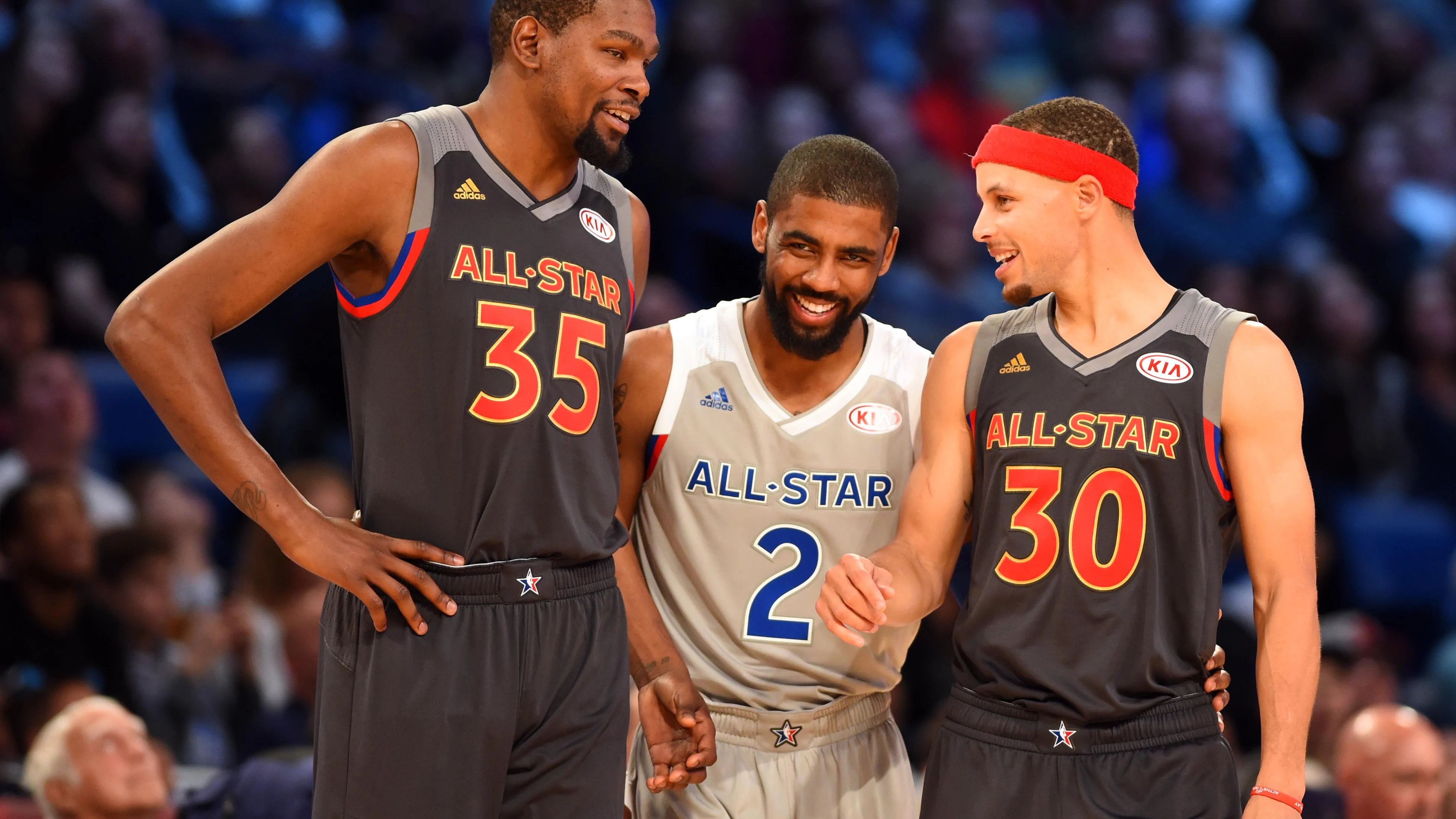 Kevin Durant y Stephen Curry dialogan con Kyrie Irving