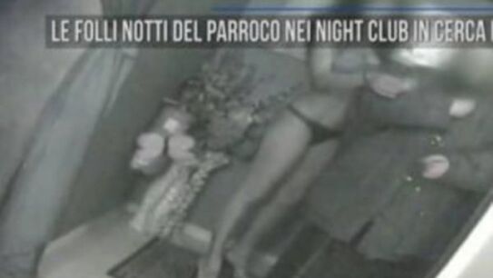 Imagen del sacerdote con una prostituta