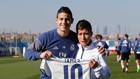 James Rodr&iacute;guez posa con el 'ni&ntilde;o &aacute;ngel' del Chapecoense