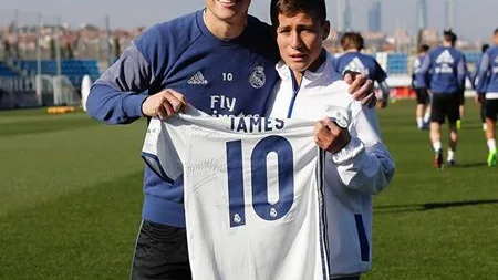 James Rodr&iacute;guez posa con el 'ni&ntilde;o &aacute;ngel' del Chapecoense