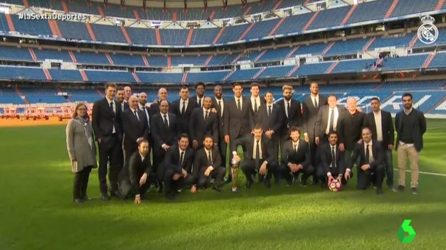 La plantilla del Real Madrid de baloncesto junto a la Copa del Rey