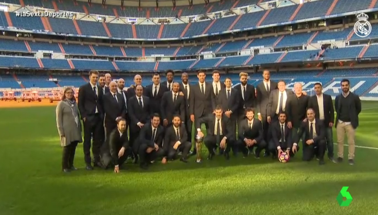 La plantilla del Real Madrid de baloncesto junto a la Copa del Rey La plantilla del Real Madrid de baloncesto junto a la Copa del Rey