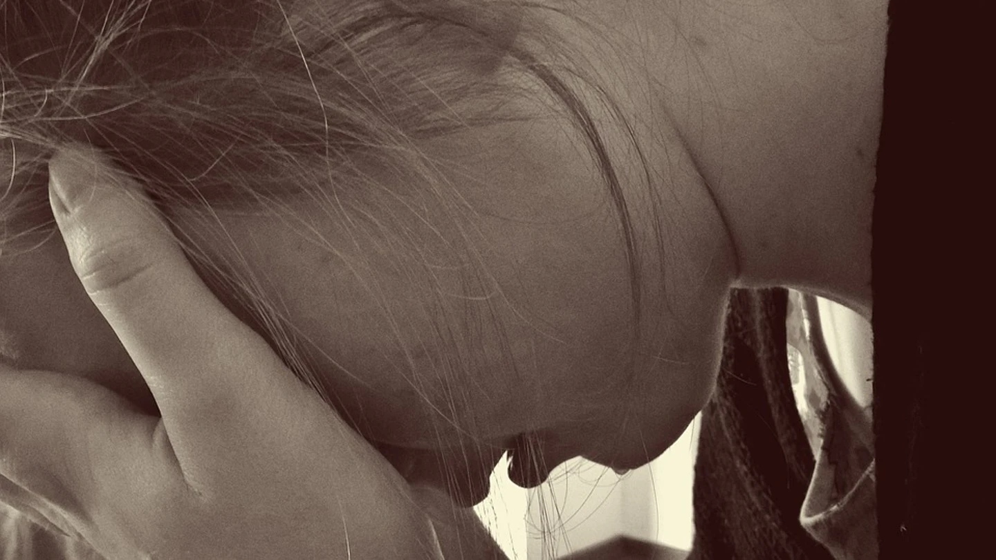 Recreación de una mujer tapándose el rostro Recreación de una mujer tapándose el rostro