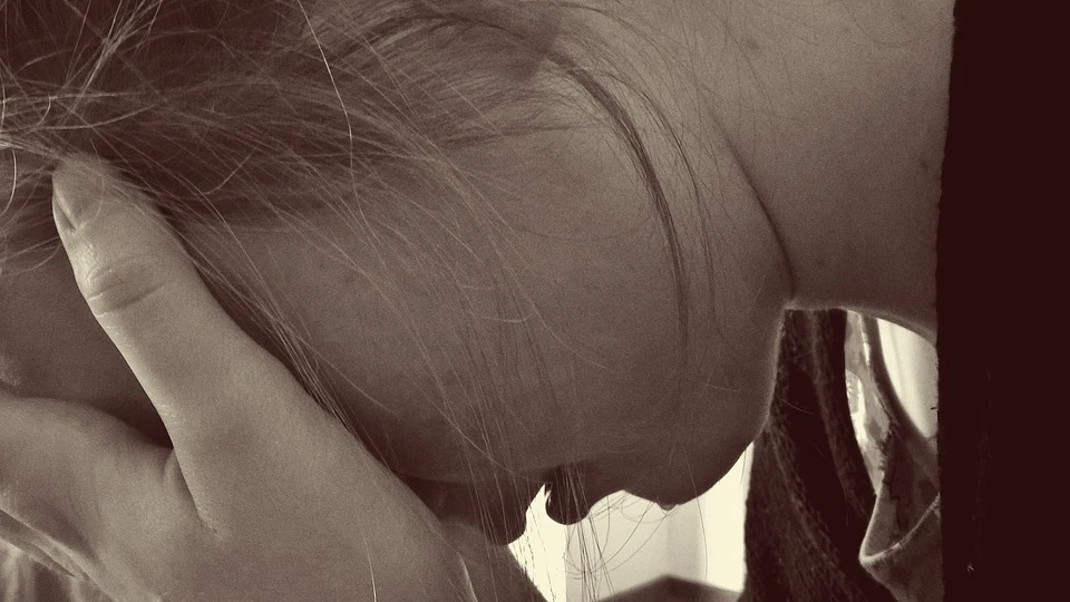 Recreación de una mujer tapándose el rostro Recreación de una mujer tapándose el rostro