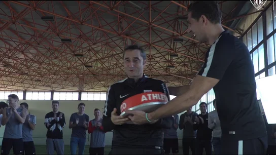 Iraizoz entregándole la tarta a Valverde Iraizoz entregándole la tarta a Valverde