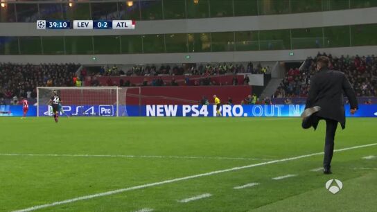 Simeone trata de rematar en el gol de Griezmann