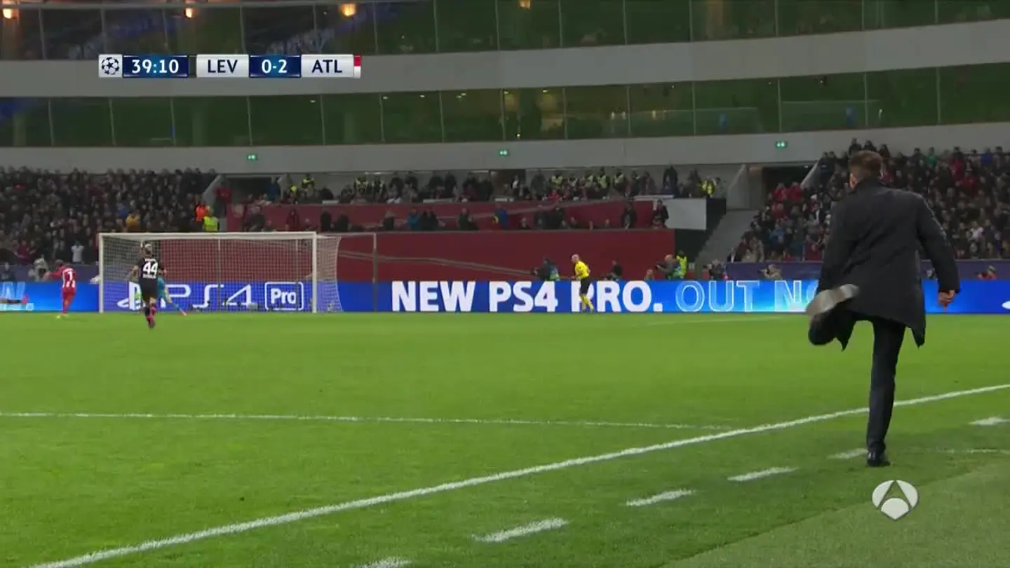 Simeone trata de rematar en el gol de Griezmann Simeone trata de rematar en el gol de Griezmann