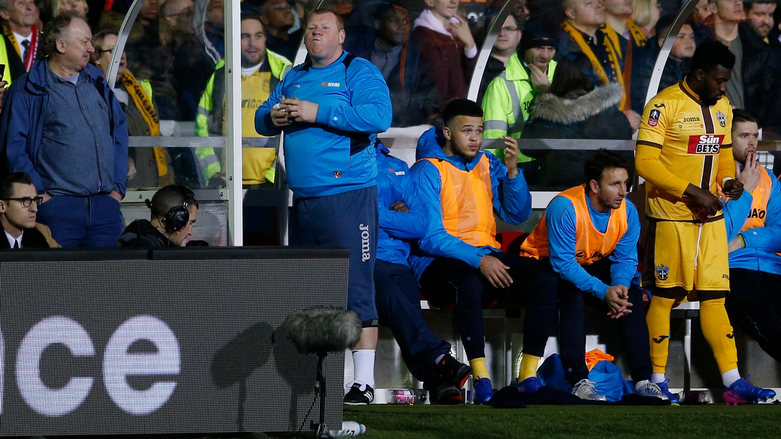 Wayne Shaw, comiéndose un bocadillo