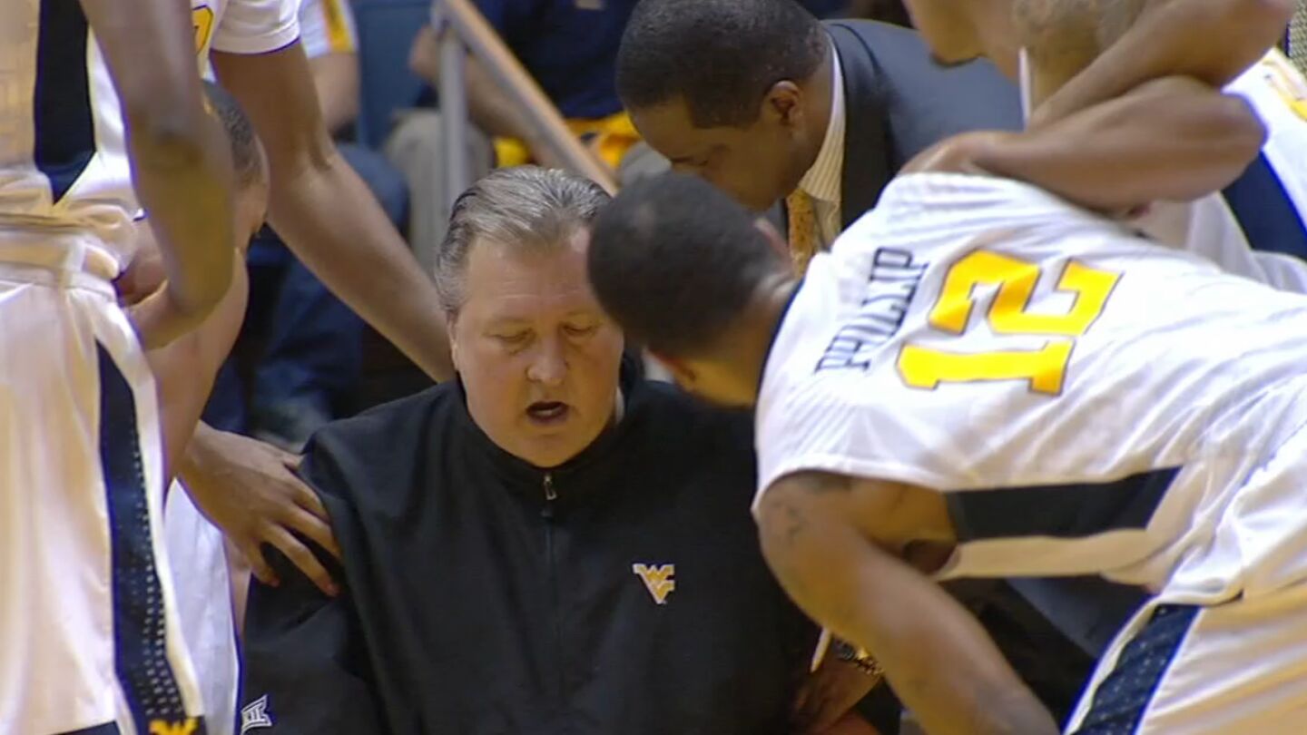 Bob Huggins, en el momento de sufrir el colapso