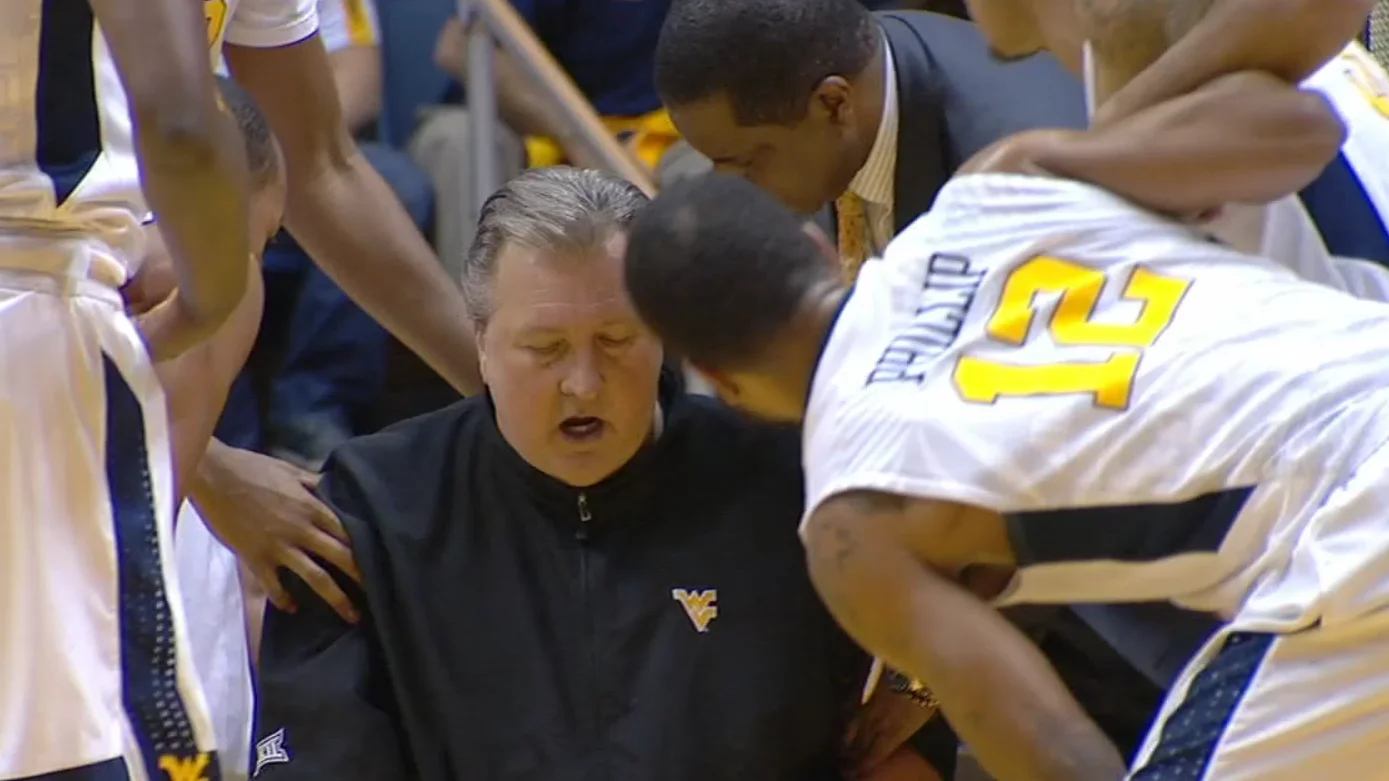 Bob Huggins, en el momento de sufrir el colapso