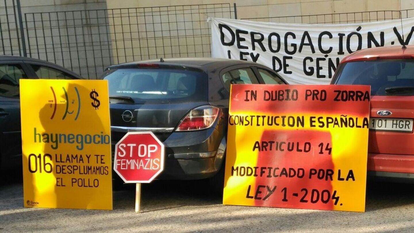 Carteles machistas en los juzgados de violencia de g&eacute;nero de Madrid