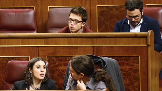 &Iacute;&ntilde;igo Errej&oacute;n, junto a Alberto Garz&oacute;n, en su nuevo esca&ntilde;o en el Hemiciclo, en la tercera fila y detr&aacute;s de Pablo Iglesias e Irene Montero