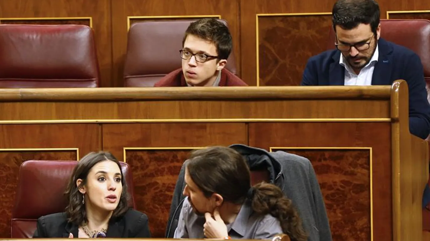 La bancada de Podemos en el Congreso Íñigo Errejón, junto a Alberto Garzón, en su nuevo escaño en el Hemiciclo, en la tercera fila y detrás de Pablo Iglesias e Irene Montero