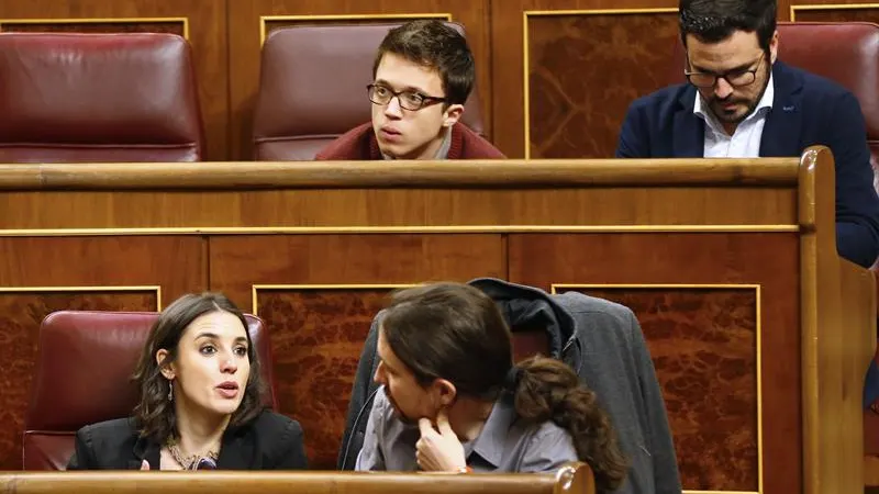 Íñigo Errejón, junto a Alberto Garzón, en su nuevo escaño en el Hemiciclo, en la tercera fila y detrás de Pablo Iglesias e Irene Montero