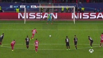 Frame 59.55807 de: Gameiro acaba con la maldición de los penaltis para el Atlético y marca el 1-3 ante el Leverkusen