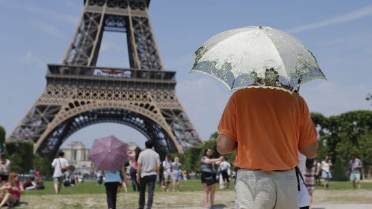 Varios turistas en la Torre Eiffel de Par&iacute;s