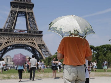 Varios turistas en la Torre Eiffel de París Varios turistas en la Torre Eiffel de París