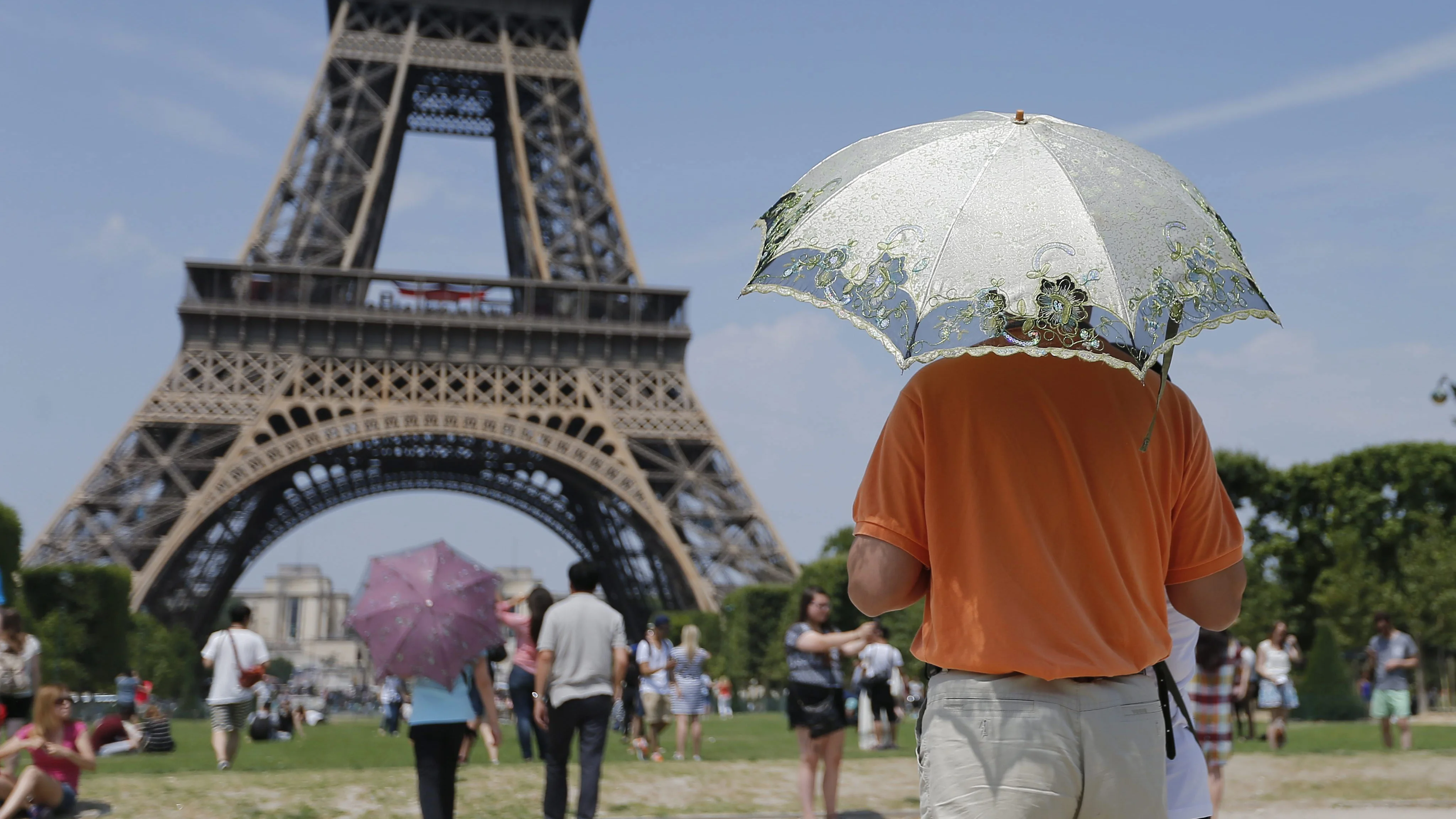 Varios turistas en la Torre Eiffel de París