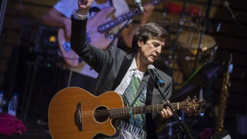 Fotografía de archivo del día 19 de marzo de 2016 del cantante Manolo Tena durante su último concierto