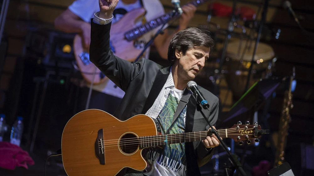 Fotografía de archivo del día 19 de marzo de 2016 del cantante Manolo Tena durante su último concierto