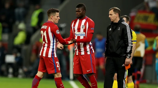 Gameiro, en el momento de ser sustituido en el BayArena Gameiro, en el momento de ser sustituido en el BayArena