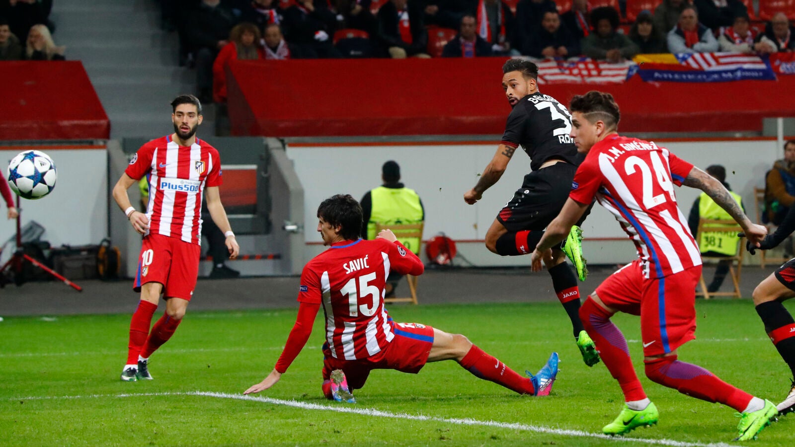 Bellarabi anota el 1-2 en el Bay Arena