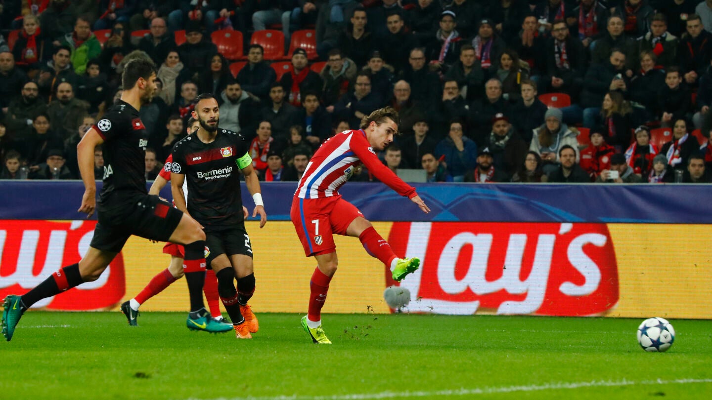 Griezmann dispara ante Leno