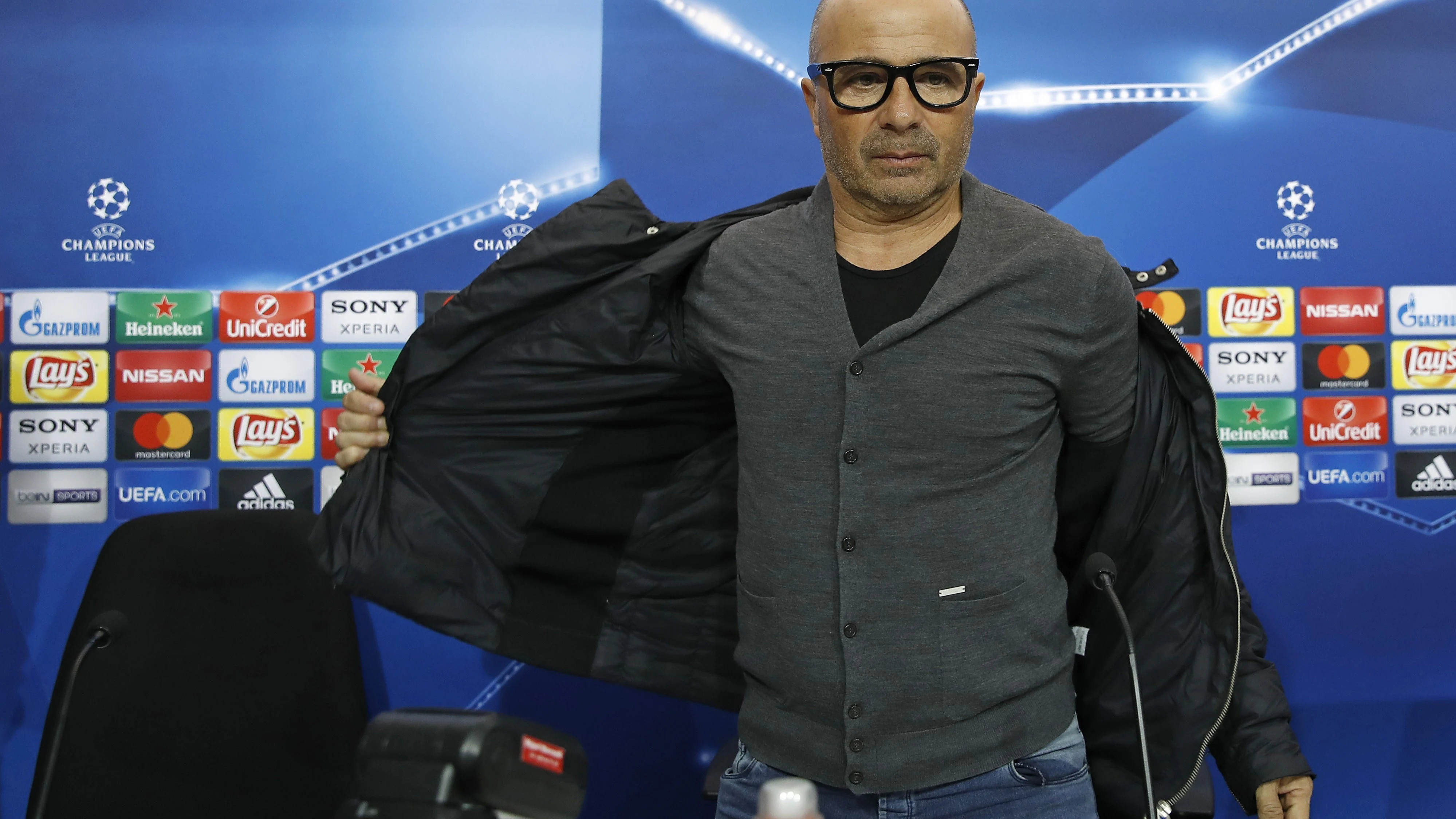 Sampaoli, antes de iniciar la rueda de prensa Sampaoli, antes de iniciar la rueda de prensa