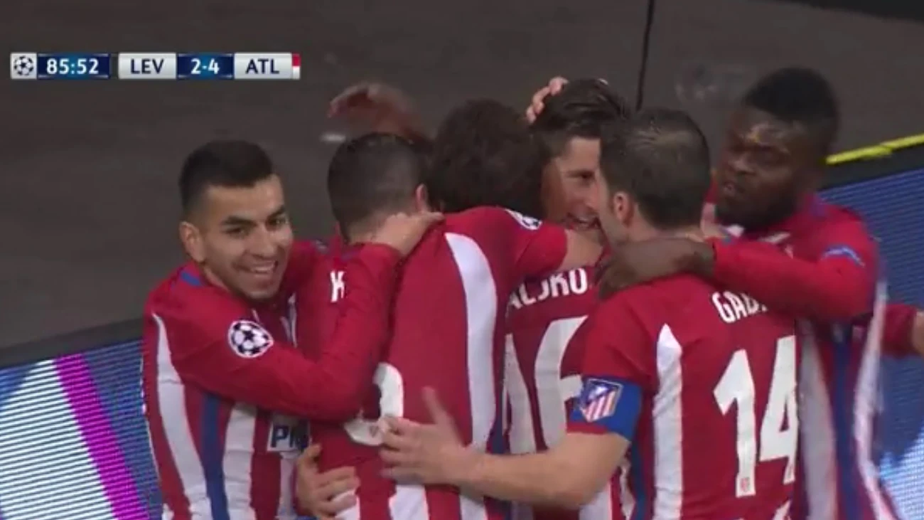 Fernando Torres celebra su gol ante el Bayer Leverkusen