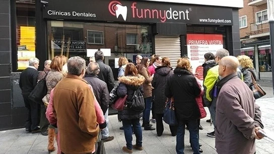 Concentración ante una clínica de Funnydent Concentración ante una clínica de Funnydent