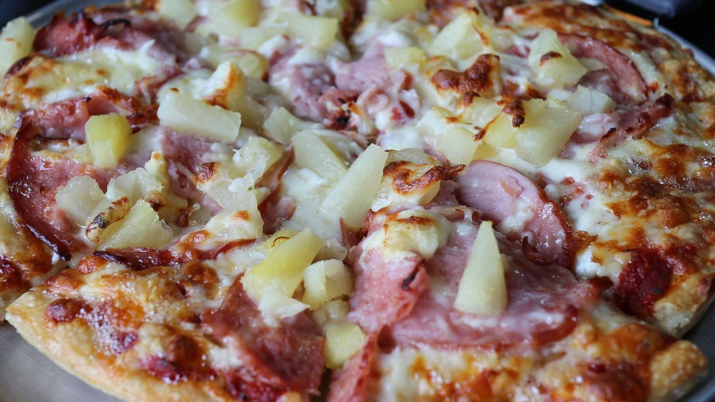 Imagen de archivo de una pizza con piña Imagen de archivo de una pizza con piña