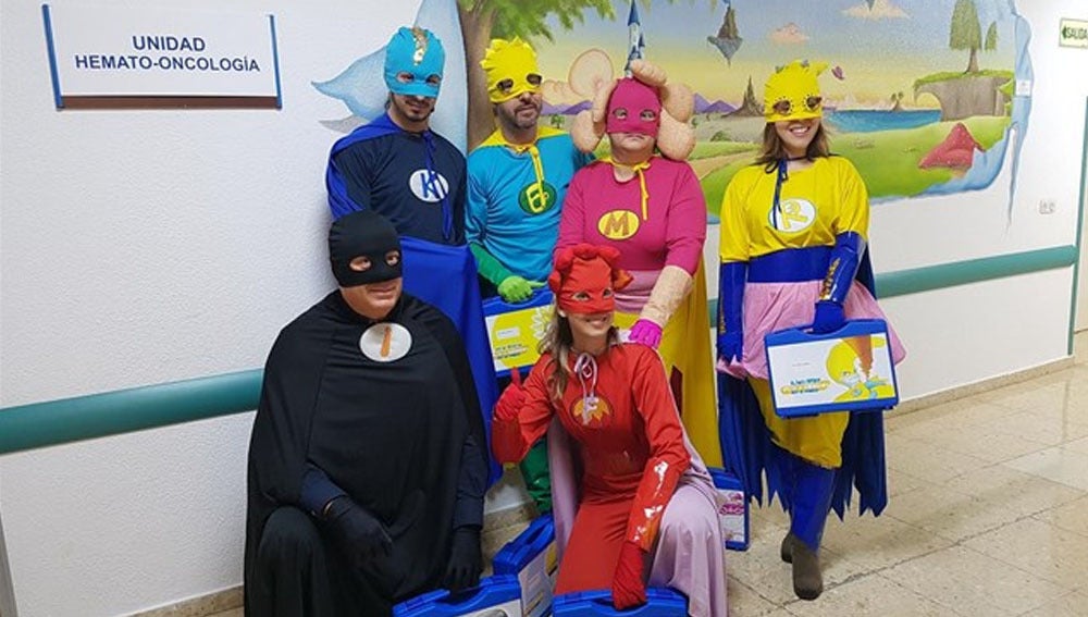 Superhéroes que ayudan a niños con cáncer en el 12 de octubre