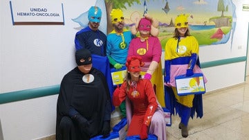 Superhéroes que ayudan a niños con cáncer en el 12 de octubre