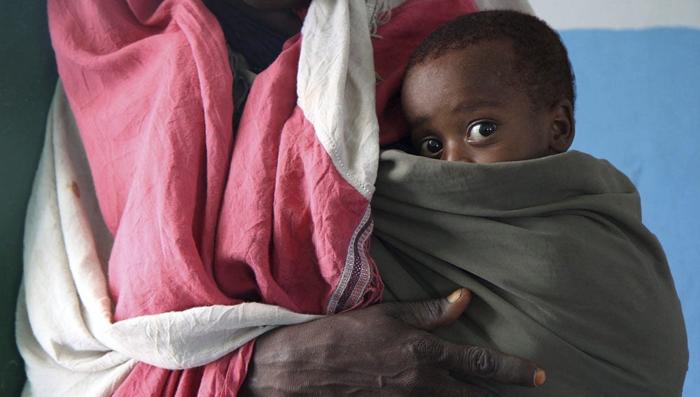 Bebé de Somalia junto a su madre