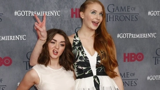 Maisie Williams y Sophie Turner son amigas fuera de la pantalla Maisie Williams y Sophie Turner son amigas fuera de la pantalla