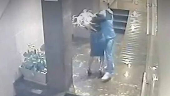 Brutal agresi&oacute;n machista a una mujer en un portal